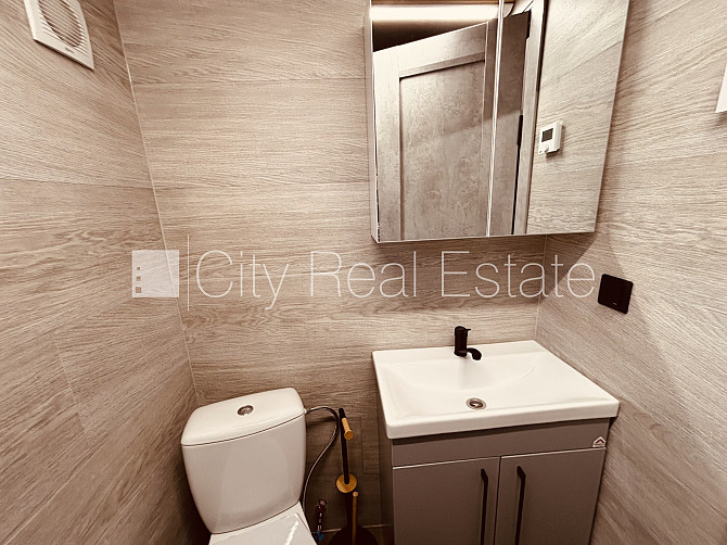 Privātmāja, labiekārtots apzaļumots pagalms, iežogota teritorija ar metāla sētu, bezmaksas Rīga - foto 14