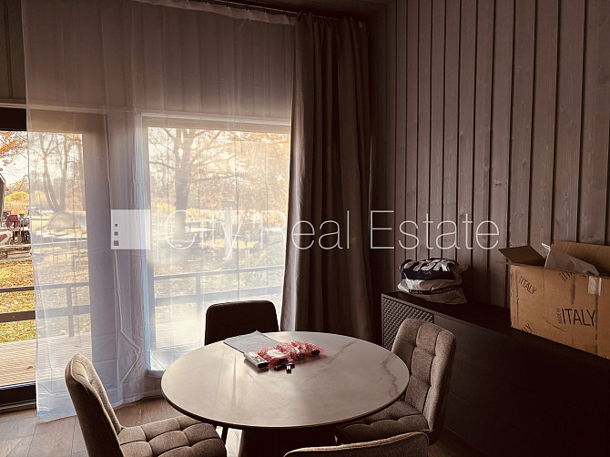 Privātmāja, labiekārtots apzaļumots pagalms, iežogota teritorija ar metāla sētu, bezmaksas Rīga - foto 5