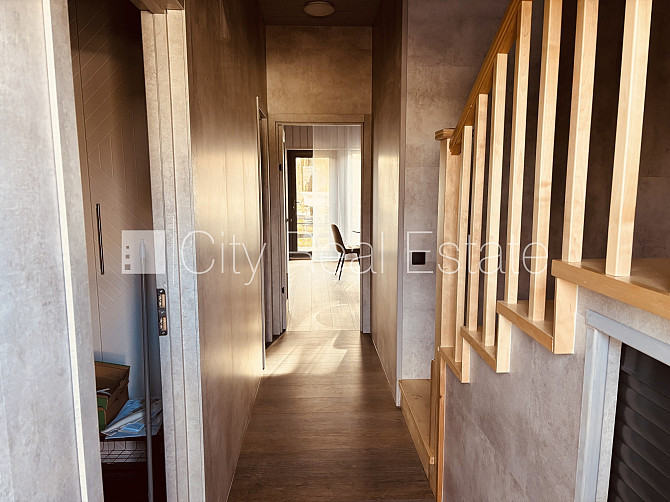 Privātmāja, labiekārtots apzaļumots pagalms, iežogota teritorija ar metāla sētu, bezmaksas Rīga - foto 8