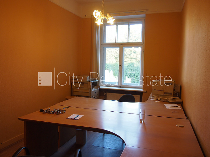 Pagalma māja, renovēta māja, slēgts pagalms, iespēja nomāt autostāvvietu, ieeja no ielas un Rīga - foto 2