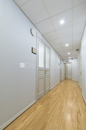 Fasādes māja, ieeja no ielas, ir lifts, kāpņu telpa pēc kosmētiskā remonta, balkons, logi Rīga - foto 8