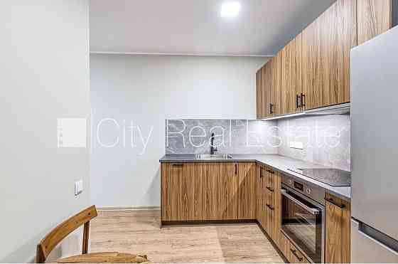 Места для нескольких машин, вход с улицы и со двора, система кондиционирования Rīga