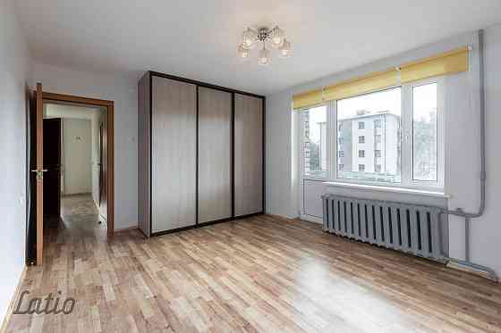 Tiek izīrēts dzīvoklis : divas izolētas istabas, balkons, 2 vannas istabas. 
Gaišs, ziemā silts. Māj Рига