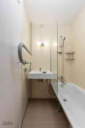 Tiek izīrēts dzīvoklis : divas izolētas istabas, balkons, 2 vannas istabas. 
Gaišs, ziemā silts. Māj Рига