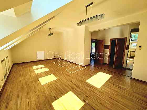 Домовладение, реставрированный дом, благоустроенный озеленённый двор, закрытая Рига