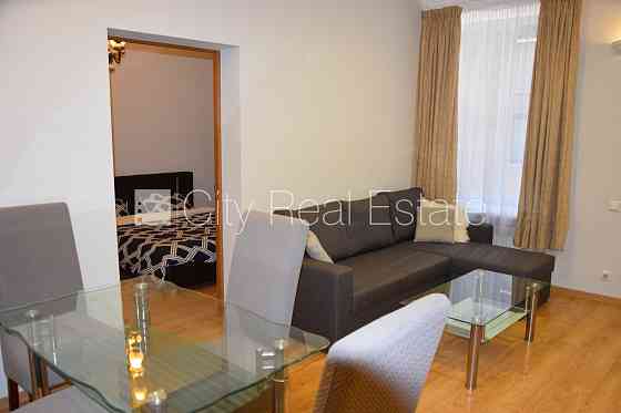 Дом во дворе, место для машины, вход со двора, студио, кухня объединена с Рига