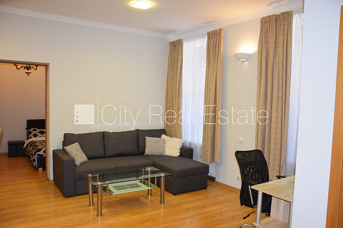 Дом во дворе, место для машины, вход со двора, студио, кухня объединена с Рига - изображение 1