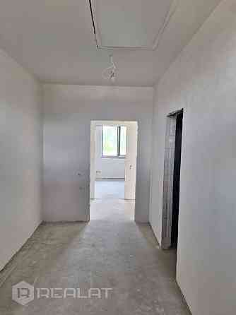 Tiek pārdota vienstāvīga jaunbūve ar balto apdari.  Dzīvojamā platība 146 m2. Viesistaba ar virtuvi  Елгава и Елгавский край