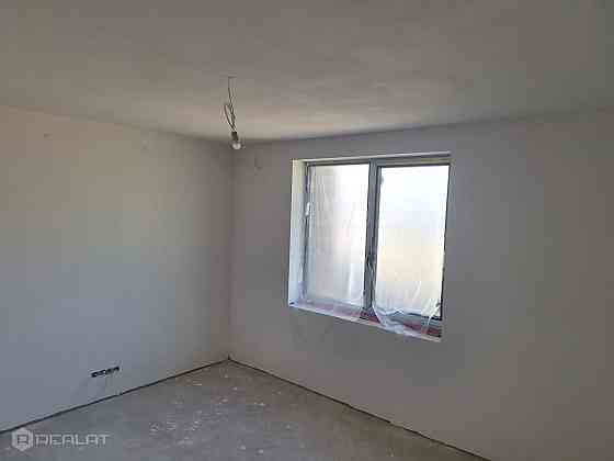 Tiek pārdota vienstāvīga jaunbūve ar balto apdari.  Dzīvojamā platība 146 m2. Viesistaba ar virtuvi  Елгава и Елгавский край