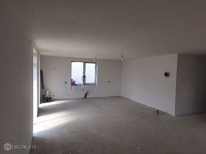 Tiek pārdota vienstāvīga jaunbūve ar balto apdari.  Dzīvojamā platība 146 m2. Viesistaba ar virtuvi  Елгава и Елгавский край - изображение 7