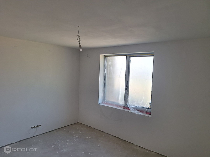 Tiek pārdota vienstāvīga jaunbūve ar balto apdari.  Dzīvojamā platība 146 m2. Viesistaba ar virtuvi  Елгава и Елгавский край - изображение 3