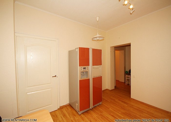 Divu guļamistabu dzīvoklis ar plašu dzīvojamo istabu, virtuvi un diviem sanmezgliem (ir vanna Rīga - foto 2