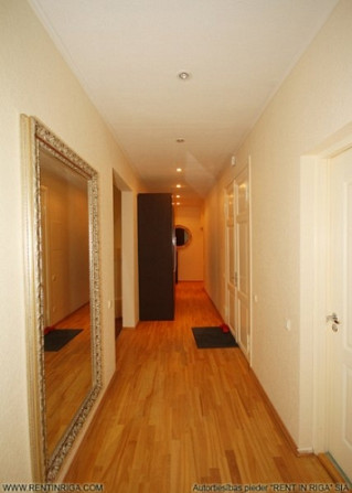 Divu guļamistabu dzīvoklis ar plašu dzīvojamo istabu, virtuvi un diviem sanmezgliem (ir vanna Rīga - foto 5