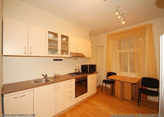 Divu guļamistabu dzīvoklis ar plašu dzīvojamo istabu, virtuvi un diviem sanmezgliem (ir vanna Rīga - foto 1