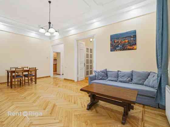 Skaists 3 istabu dzīvoklis renovētā pirmskara ēkā prestižajā Alberta ielā, Rīgas Klusajā centrā.  Al Рига