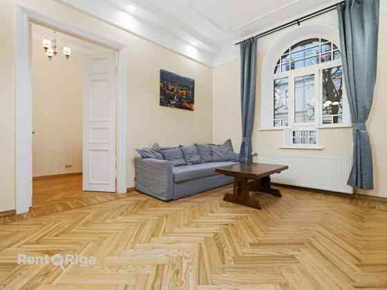 Skaists 3 istabu dzīvoklis renovētā pirmskara ēkā prestižajā Alberta ielā, Rīgas Klusajā centrā.  Al Рига