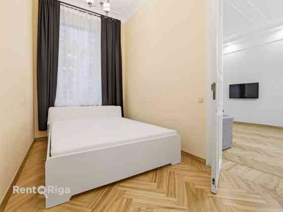 Skaists 3 istabu dzīvoklis renovētā pirmskara ēkā prestižajā Alberta ielā, Rīgas Klusajā centrā.  Al Рига