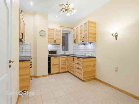 Skaists 3 istabu dzīvoklis renovētā pirmskara ēkā prestižajā Alberta ielā, Rīgas Klusajā centrā.  Al Рига