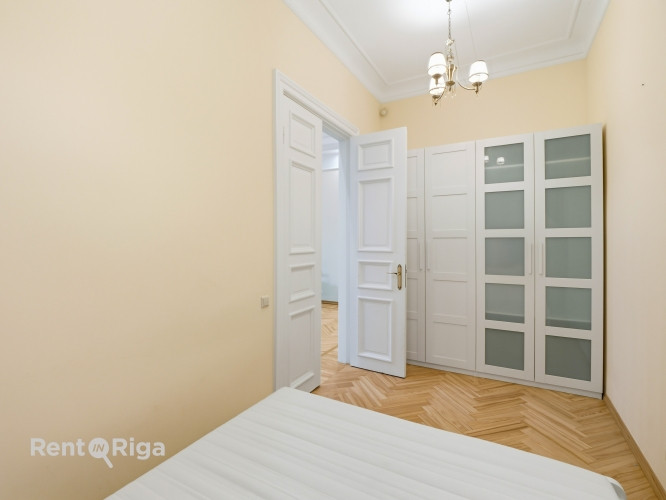 Skaists 3 istabu dzīvoklis renovētā pirmskara ēkā prestižajā Alberta ielā, Rīgas Klusajā centrā.  Al Рига - изображение 5