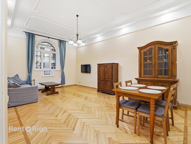 Skaists 3 istabu dzīvoklis renovētā pirmskara ēkā prestižajā Alberta ielā, Rīgas Klusajā centrā.  Al Рига - изображение 1