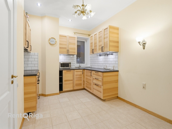 Skaists 3 istabu dzīvoklis renovētā pirmskara ēkā prestižajā Alberta ielā, Rīgas Klusajā centrā.  Al Рига - изображение 6