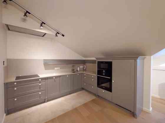 Izīrē plašu un elegantu mansarda dzīvokli ekskluzīvā vietā  Ogļu ielā 30, Rīgā.  Piedāvājumā unikāls Рига