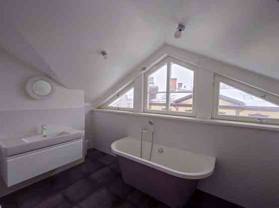 Izīrē plašu un elegantu mansarda dzīvokli ekskluzīvā vietā  Ogļu ielā 30, Rīgā.  Piedāvājumā unikāls Рига