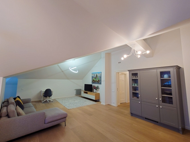 Izīrē plašu un elegantu mansarda dzīvokli ekskluzīvā vietā  Ogļu ielā 30, Rīgā.  Piedāvājumā unikāls Рига - изображение 4