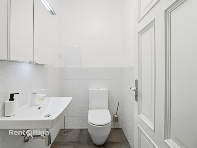 Izīrē plašu un elegantu mansarda dzīvokli ekskluzīvā vietā  Ogļu ielā 30, Rīgā.  Piedāvājumā unikāls Рига - изображение 13