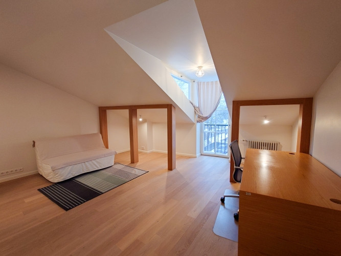 Izīrē plašu un elegantu mansarda dzīvokli ekskluzīvā vietā  Ogļu ielā 30, Rīgā.  Piedāvājumā unikāls Рига - изображение 1