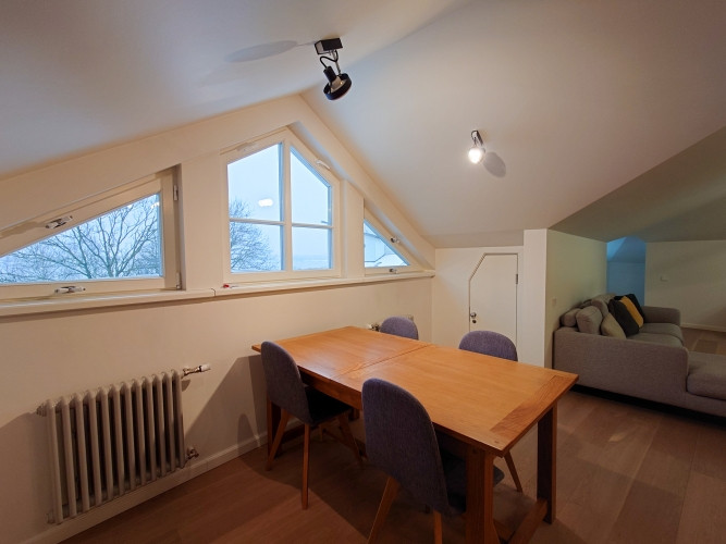 Izīrē plašu un elegantu mansarda dzīvokli ekskluzīvā vietā  Ogļu ielā 30, Rīgā.  Piedāvājumā unikāls Рига - изображение 5