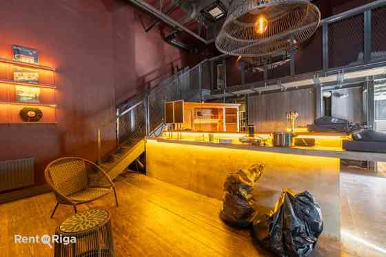 Bijušās kluba Nemiers telpas ar iekšējo balkonu un terasi.  Telpas sastāv no vienas lielas zāles. Pa Рига