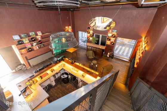 Bijušās kluba Nemiers telpas ar iekšējo balkonu un terasi.  Telpas sastāv no vienas lielas zāles. Pa Рига