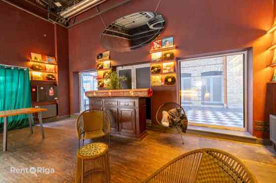 Bijušās kluba Nemiers telpas ar iekšējo balkonu un terasi.  Telpas sastāv no vienas lielas zāles. Pa Рига