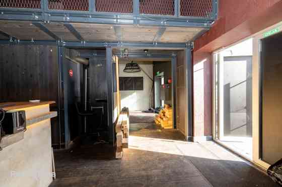 Bijušās kluba Nemiers telpas ar iekšējo balkonu un terasi.  Telpas sastāv no vienas lielas zāles. Pa Рига