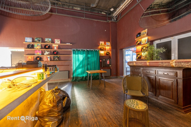 Bijušās kluba Nemiers telpas ar iekšējo balkonu un terasi.  Telpas sastāv no vienas lielas zāles. Pa Рига - изображение 7