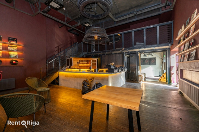 Bijušās kluba Nemiers telpas ar iekšējo balkonu un terasi.  Telpas sastāv no vienas lielas zāles. Pa Рига - изображение 4