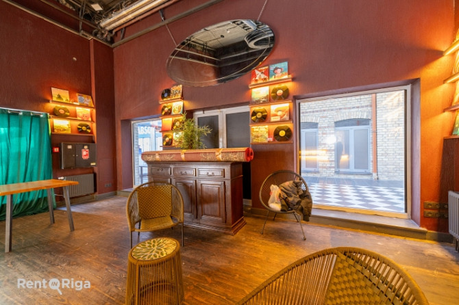 Bijušās kluba Nemiers telpas ar iekšējo balkonu un terasi.  Telpas sastāv no vienas lielas zāles. Pa Рига - изображение 6
