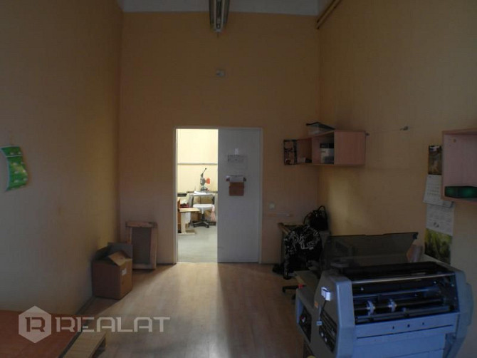 Fasādes māja, ieeja no ielas, maksas autostavvieta, logi vērsti mājas abās pusēs, mansards, Rīga - foto 13