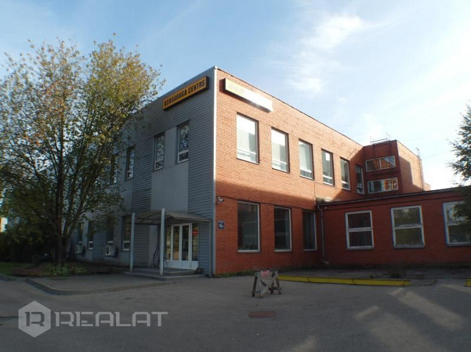 Fasādes māja, ieeja no ielas, maksas autostavvieta, logi vērsti mājas abās pusēs, mansards, Rīga - foto 17