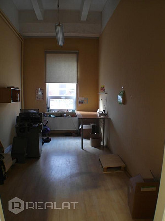 Fasādes māja, ieeja no ielas, maksas autostavvieta, logi vērsti mājas abās pusēs, mansards, Rīga - foto 11