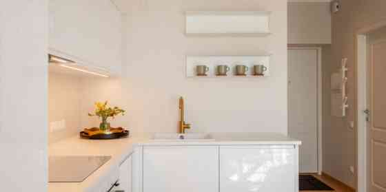 Izīrē gaišu un mājīgu studio tipa dzīvokli ar burvīgu balkonu Rīgas centrā.  Šis stilīgais, pilnībā  Rīga