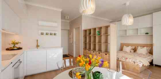 Izīrē gaišu un mājīgu studio tipa dzīvokli ar burvīgu balkonu Rīgas centrā.  Šis stilīgais, pilnībā  Rīga