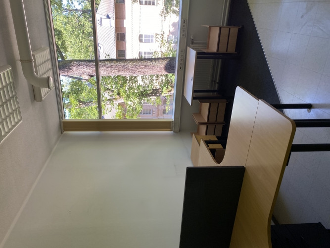 Biroja telpas zaļā un labiekārtotā, slēgtā teritorijā.  - Nomas maksā iekļautas 4 Rīga - foto 9