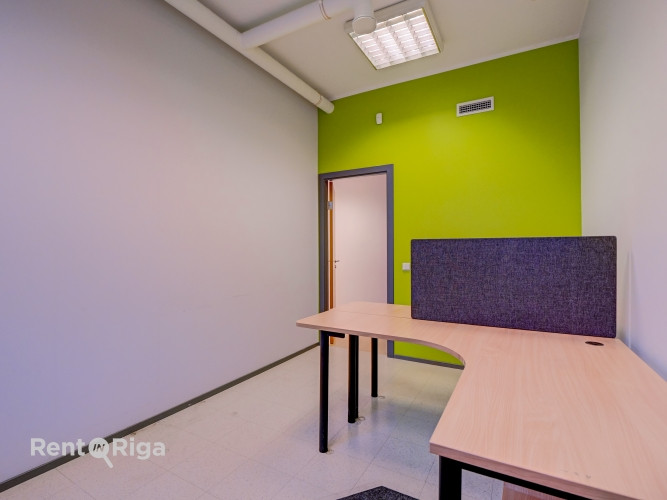 Biroja telpas zaļā un labiekārtotā, slēgtā teritorijā.  - Nomas maksā iekļautas 4 Rīga - foto 13