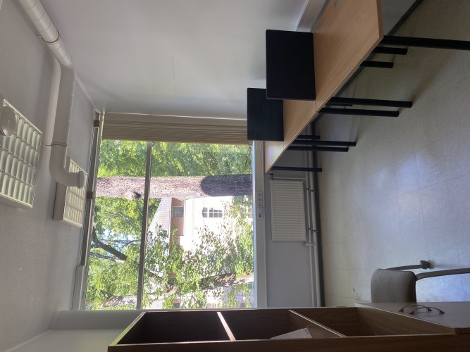 Biroja telpas zaļā un labiekārtotā, slēgtā teritorijā.  - Nomas maksā iekļautas 4 Rīga - foto 3