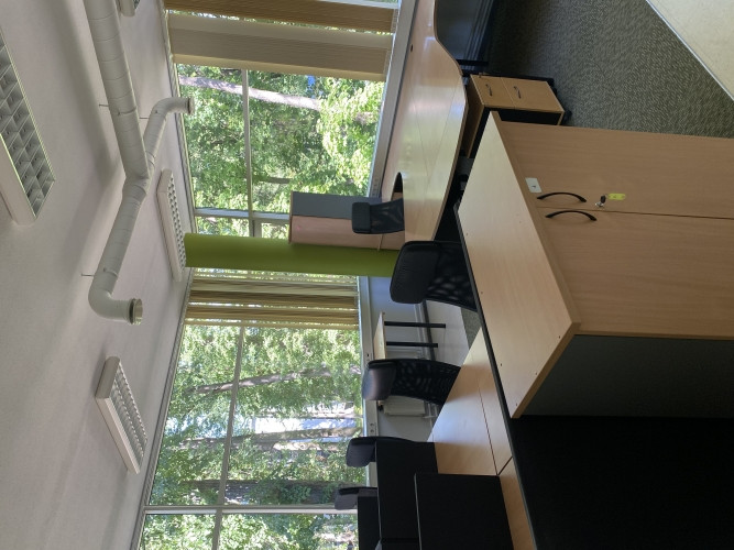 Biroja telpas zaļā un labiekārtotā, slēgtā teritorijā.  - Nomas maksā iekļautas 4 Rīga - foto 2