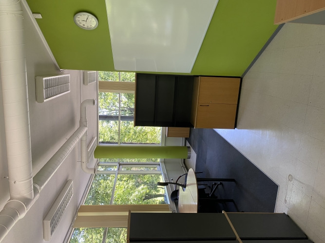 Biroja telpas zaļā un labiekārtotā, slēgtā teritorijā.  - Nomas maksā iekļautas 4 Rīga - foto 7