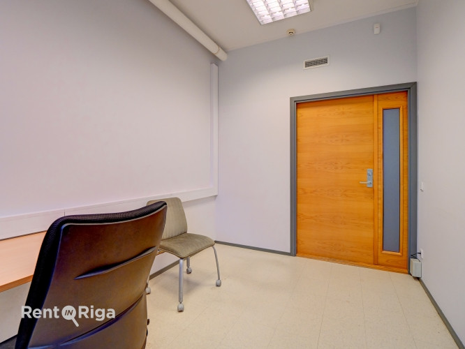 Biroja telpas zaļā un labiekārtotā, slēgtā teritorijā.  - Nomas maksā iekļautas 4 Rīga - foto 15