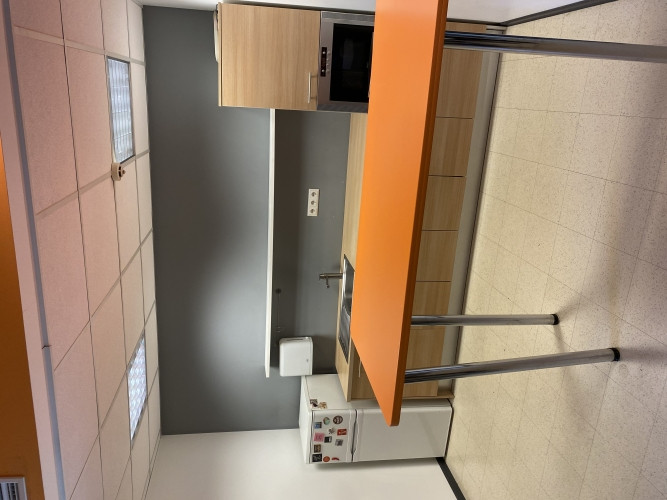 Biroja telpas zaļā un labiekārtotā, slēgtā teritorijā.  - Nomas maksā iekļautas 4 Rīga - foto 6